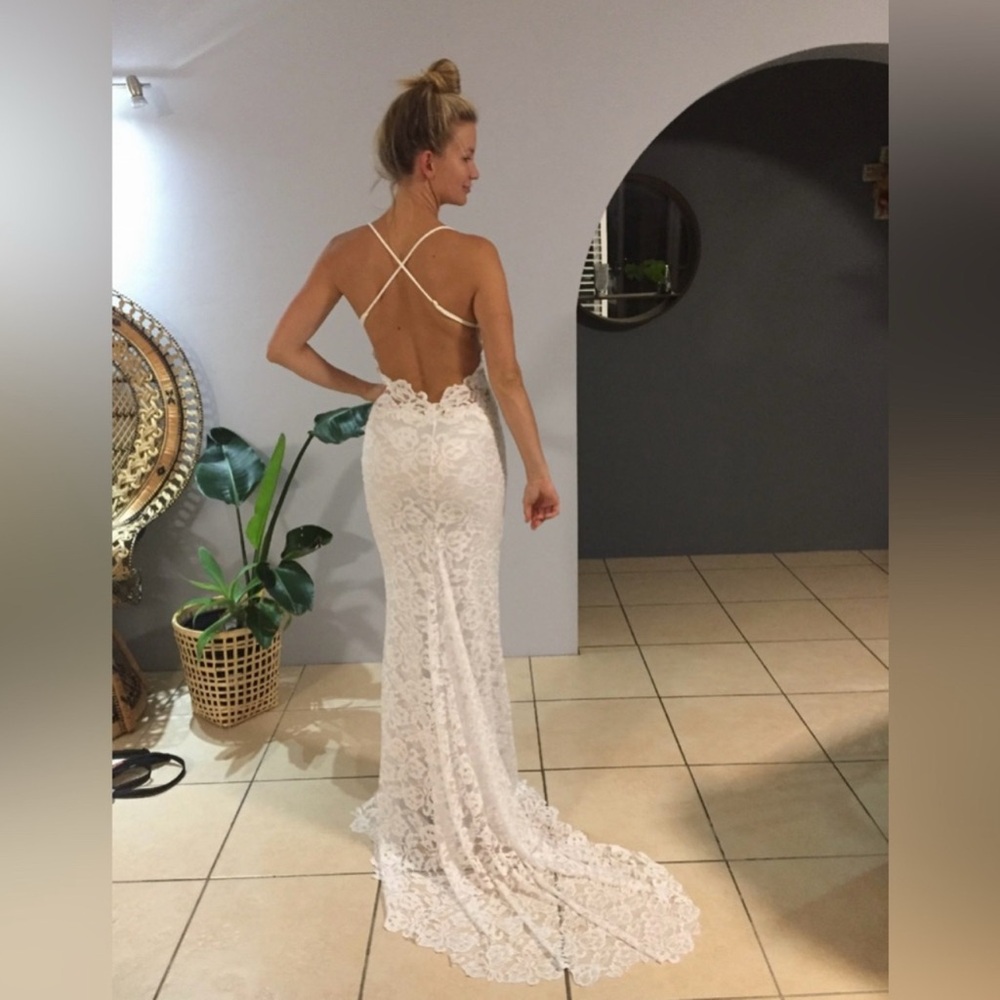 Stunning Grave Loves Lace wedding dress - Picture 3 of 7